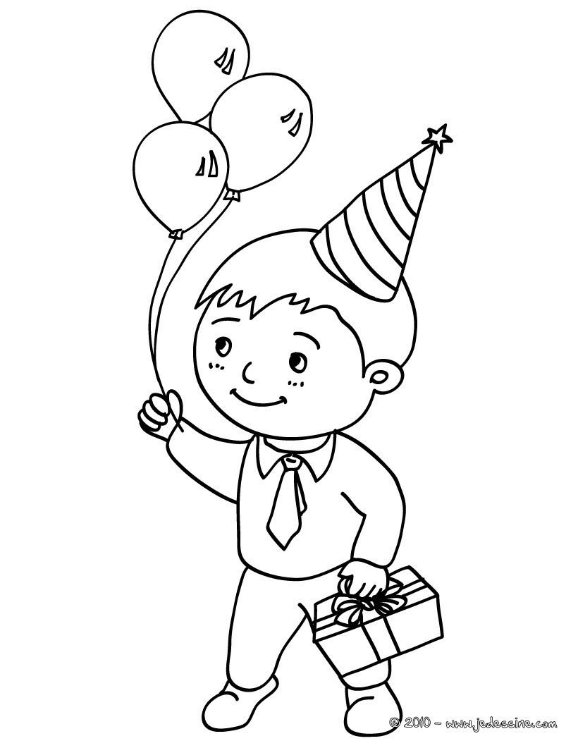 petit garcon avec son cadeau d anniversaire et 3 ballons gonflables