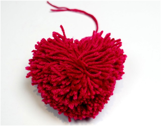 ment faire un pompon en forme de coeur