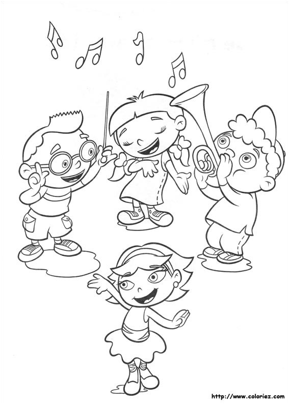 quatres enfants jouent la musique et chantent