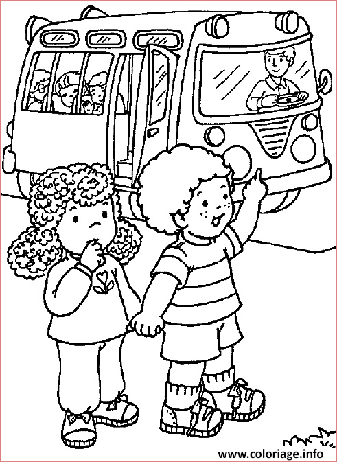 deux enfants rentrent de l ecole en bus scolaire coloriage